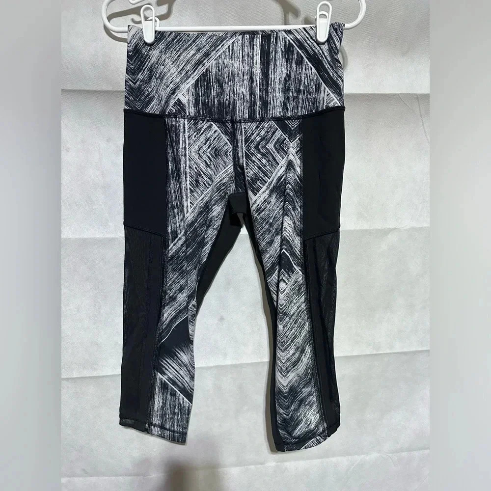 Lululemon Hot to Street Cropped Black & White Sheer Mesh Leg Women’s Size 8 EEUC